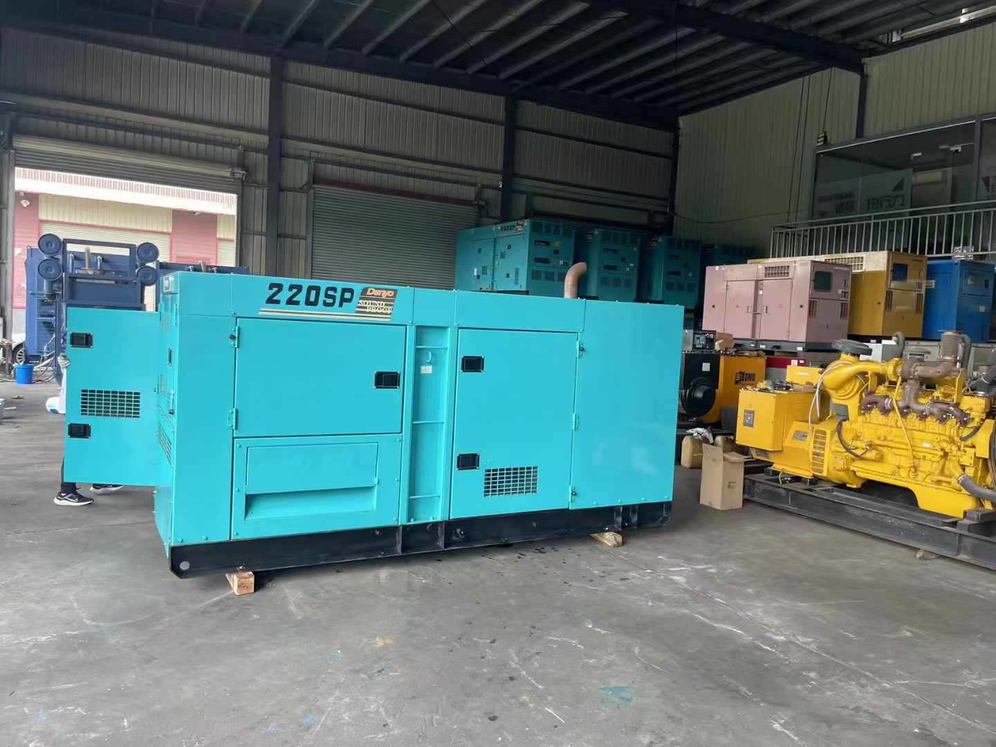 洱源800kW 柴油发电机的输出电流波动范围是多少？